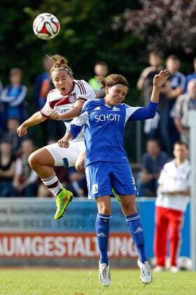 Fussball, DFB-Pokal der Frauen, TSV Schott Mainz - FC Bayern München, v.li.: Amber Brooks (FC Bayern München Damen) im Zweikampf, Duell, duel, tackle mit Stefanie Wagner (TSV Schott Mainz) xfsx