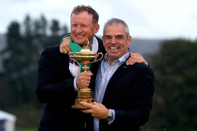GOLF - PGA, Ryder Cup 2014 PERTHSHIRE,SCOTLAND,28.SEP.14 - GOLF - PGA Golf Herren Tour, Ryder Cup, Auchterarder Golf Club. Image shows Jamie Donaldson (ENG) and Europe team captain Paul McGinley. Keywords: trophy. 