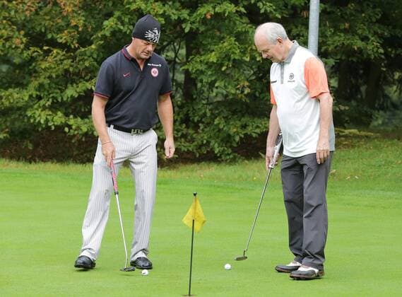 29.09.2014, xjfx, Golf Eintracht-Open, v.l. Alexander Cejka (Golfprofi), Bernd Hölzenbein,, gibt Anweisungen, gestikuliert, mit den Armen gestikulieren gives instructions, gesticulate.