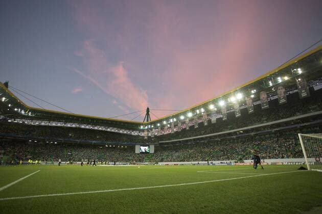 Fußball, Stadiongeschichte Sporting Lissabon Estadio Jose Alvalade XXI The players warm up under a setting sun - Sporting Lisbon CP - 30 09 2014 EDITORIAL USE ONLY. No use with unauthorised audio, video, data, fixture lists, club league logos or live services. Online in-match use limited to 120 images, no video emulation. No use in betting, games or single club league player publications.