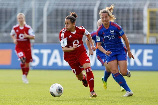 Fussball, Allianz Frauen-Bundesliga, FF USV Jena - 1. FFC Frankfurt, v.li.: Veronica Boquete Giadans (1. FFC Frankfurt), Juli Arnold (FF USV Jena) xfsx