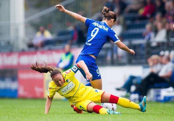 Potsdam, Deutschland, 01.10.2014: Fußball 1. Bundesliga Frauen Saison 2014 2015 - 1. FFC Turbine Potsdam - TSG 1899 Hoffenheim. Martina Moser (Hoffenheim) im Zweikampf gegen Natasa Andonova (Potsdam)