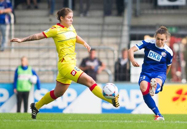 Potsdam, Deutschland, 01.10.2014: Fußball 1. Bundesliga Frauen Saison 2014 2015 - 1. FFC Turbine Potsdam - TSG 1899 Hoffenheim. Silvana Chojnowski (Hoffenheim) im Zweikampf gegen Lia Wälti Waelti (Potsdam)
