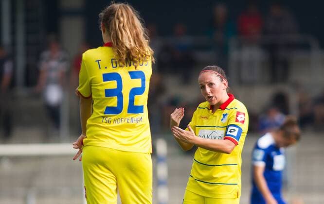 Potsdam, Deutschland, 01.10.2014: Fußball 1. Bundesliga Frauen Saison 2014 2015 - 1. FFC Turbine Potsdam - TSG 1899 Hoffenheim. Diskussionen zwischen Tamar Dongus (Hoffenheim) und Martina Moser (Hoffenheim)