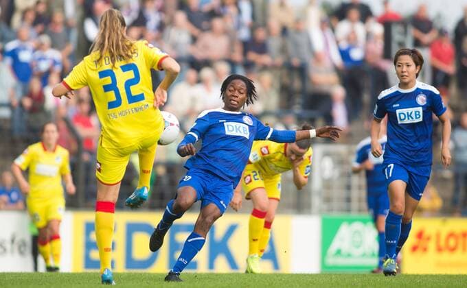 Potsdam, Deutschland, 01.10.2014: Fußball 1. Bundesliga Frauen Saison 2014 2015 - 1. FFC Turbine Potsdam - TSG 1899 Hoffenheim. Genoveva Anonma (Potsdam) im Zweikampf gegen Tamar Dongus (Hoffenheim)