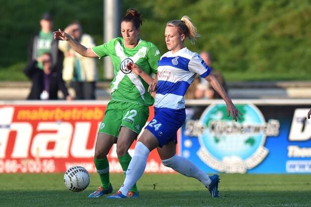 Fußball Allianz Frauen-Bundesliga 5. Spieltag MSV Duisburg - VfL Wolfsburg am 01.10.2014 im PCC-Stadion in Duisburg Verena Faißt ( Wolfsburg ), links - Virginia Kirchberger ( Duisburg ), rechts
