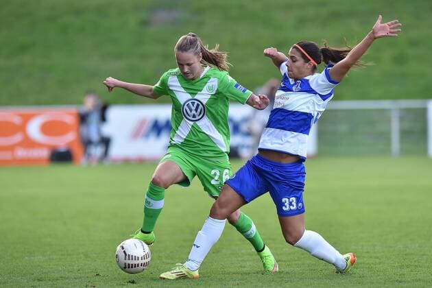Fußball Allianz Frauen-Bundesliga 5. Spieltag MSV Duisburg - VfL Wolfsburg am 01.10.2014 im PCC-Stadion in Duisburg Caroline Graham Hansen ( Wolfsburg ), links - Carole Costa ( Duisburg ), rechts