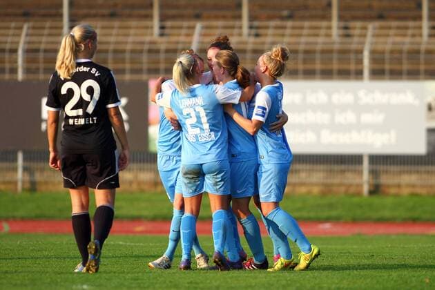 Essen jubelt nach dem 5:0-sieg in Herford, Allianz Frauen-Bundesliga, Herforder SV - SG Essen, xygx