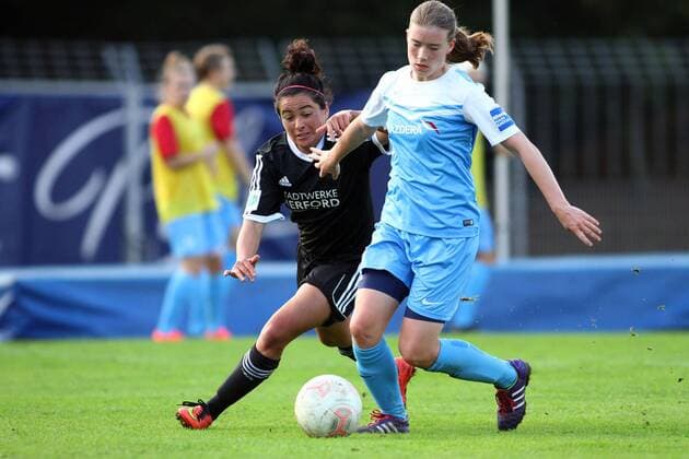Herfords Maria Rojas Oino (links) gegen Essens Lena Ostermeier (rechts) im Zweikampf, Duell, duel, tackle, Aktion, Action, Allianz Frauen-Bundesliga, Herforder SV - SG Essen, xygx