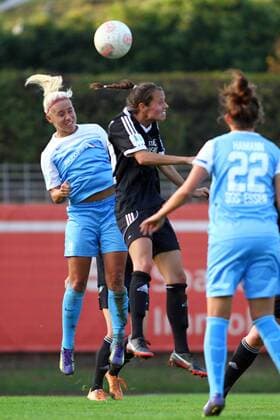 Essens Ina Lehmann (links) im Kopfballduell gegen Herfords Deniz Harbert (rechts), Allianz Frauen-Bundesliga, Herforder SV - SG Essen, xygx