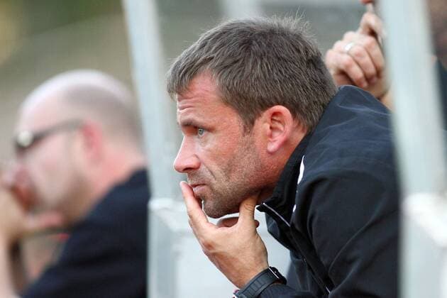Herfords Trainer Jürgen Prüfer nachdenklich Allianz Frauen-Bundesliga, Herforder SV - SG Essen, xygx