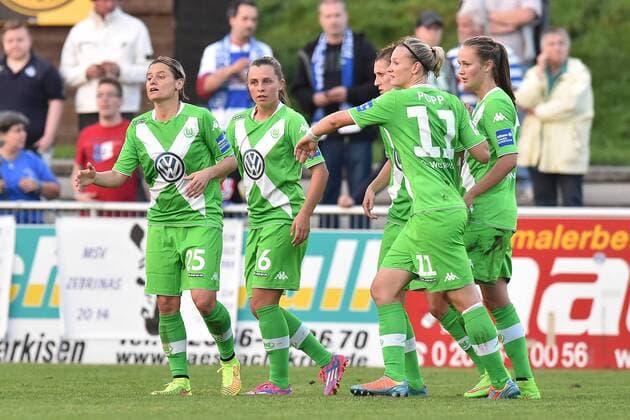 Fußball Allianz Frauen-Bundesliga 5. Spieltag MSV Duisburg - VfL Wolfsburg am 01.10.2014 im PCC-Stadion in Duisburg Torjubel zum 0:1 durch Martina Müller ( Wolfsburg ), links