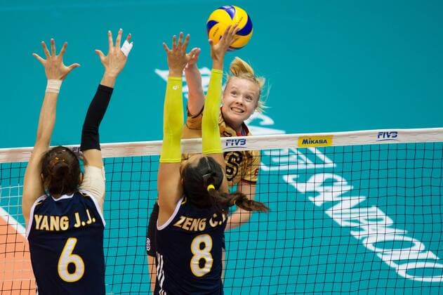 01.10.2014, Pala Trieste, Triest Volleyball, FIVB Volleyball Women s World Championship 2014, 2. Runde, Deutschland (GER) vs. China (CHN) Block Doppelblock Junjing Yang ( 6 CHN), Chunlei Zeng ( 8 CHN) - Angriff Jennifer Geerties ( 6 GER)