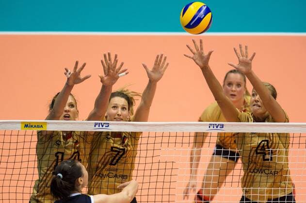 01.10.2014, Pala Trieste, Triest Volleyball, FIVB Volleyball Women s World Championship 2014, 2. Runde, Deutschland (GER) vs. China (CHN) Block Dreierblock Margareta Kozuch ( 14 GER), Jennifer Pettke ( 7 GER), Maren Brinker ( 4 GER) - Angriff Ruoqi Hui ( 12 CHN)