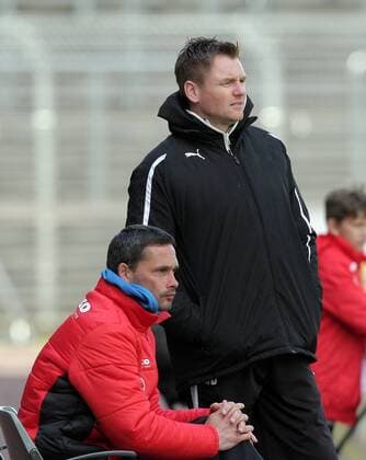 Michael Boris (Trainer Sportfreunde Siegen, hinten) und Frank Döpper (Co Trainer Sportfreunde Siegen) EP_cst