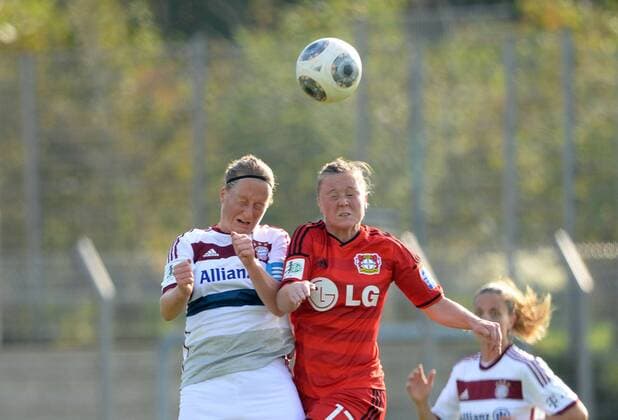 Melanie Behringer (li., FCB) und Marina Hegering (Lev), Fussball, Allianz Frauen-Bundesliga, Bayer 04 Leverkusen - FC Bayern München, xjkx
