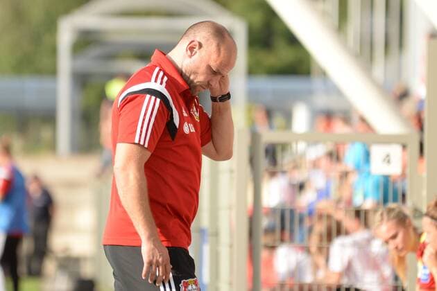 Fussball, Allianz Frauen-Bundesliga, TSV Bayer 04 Leverkusen - FC Bayern München, v.li. : Tomas Obliers (Bayer 04 Leverkusen),Trainer, team manager,enttäuscht schauend, Enttäuschung, Frustration, disappointed, nach dem gegentor, after the goal, xmtx