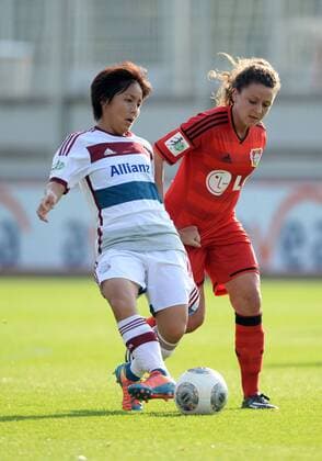 Mana Iwabuchi (li., Bayern) und Ramona Petzelberger (Lev), Fussball, Allianz Frauen-Bundesliga, Bayer 04 Leverkusen - FC Bayern München, xjkx