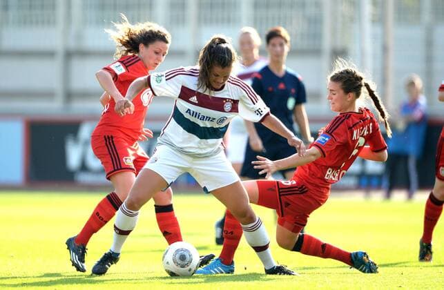 v.l.: Ramona Petzelberger (Lev), Katherine Stengel (FCB) und Valeria Kleiner (Lev), Fussball, Allianz Frauen-Bundesliga, Bayer 04 Leverkusen - FC Bayern München, xjkx