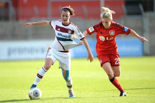 Viktoria Schnaderbeck (li., Bayern) und Isabelle Linden (Lev), Fussball, Allianz Frauen-Bundesliga, Bayer 04 Leverkusen - FC Bayern München, xjkx