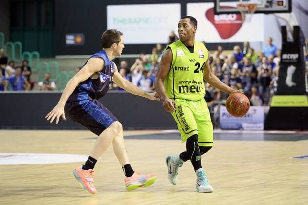 Trevon Hughes (gelb-medi Bayreuth) vs. Garett Sim (schwarz-Crailsheim Merlins) medi Bayreuth vs Crailsheim Merlins, Beko Basketball Bundesliga, 1. Spieltag, 02.10.2014 , EP_mat