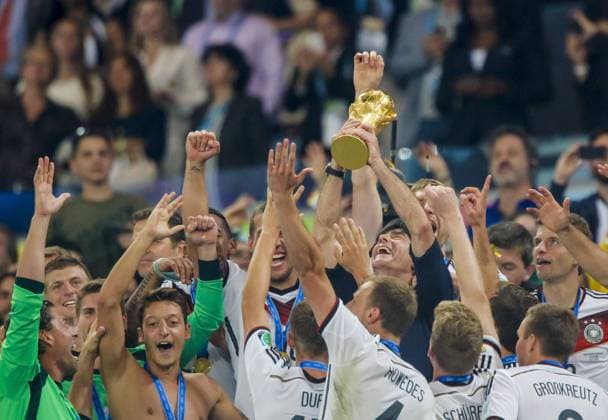 DFB Bundestrainer Joachim Jogi LÖW,Weltmeister Jubel mit WM-Pokal, WM, Trophäe, Trophy, FIFA-WM-Pokal, FIFA World Cup Trophy, Fussball-Weltmeisterschaft, , Fussball-Weltmeisterschaft, Jubel DEUTSCHLAND - ARGENTINIEN 1-0 n.V. FIFA Fussball WM FINALE Weltmeisterschaft am 13.07.2014 im Maracana Stadion von Rio de Janeiro, BRASILIEN