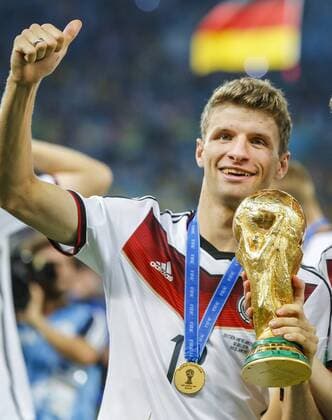Thomas MÜLLER, DFB 13 Weltmeister Jubel mit WM-Pokal, WM, Trophäe, Trophy, FIFA-WM-Pokal, FIFA World Cup Trophy, Fussball-Weltmeisterschaft, , Fussball-Weltmeisterschaft, Jubel DEUTSCHLAND - ARGENTINIEN 1-0 n.V. FIFA Fussball WM FINALE Weltmeisterschaft am 13.07.2014 im Maracana Stadion von Rio de Janeiro, BRASILIEN