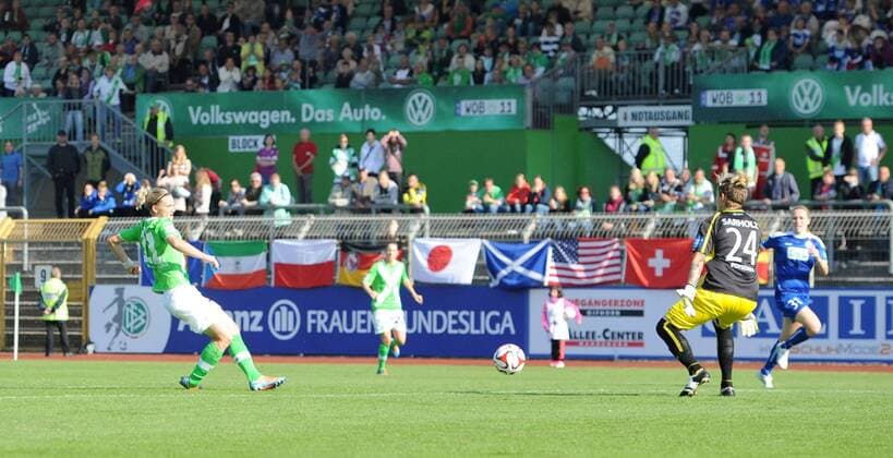 Alexandra Popp (li., VfL) erzielt das Tor 1:1 gegen Torfrau Anna Sarholz (re., Pot), Fussball, Allianz Frauen-Bundesliga, VfL Wolfsburg-1. FFC Turbine Potsdam, xjkx