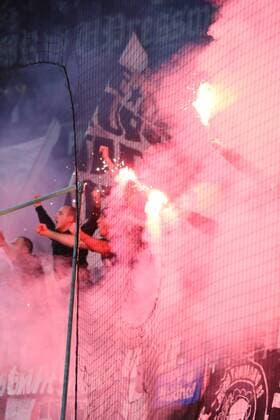 Eintracht Fans feiern das 1:1 mit Pyrotechnik - Eintracht Frankfurt - Commerzbank Arena