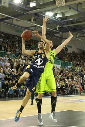 Phillipp Heyden (gelb-medi_Bayreuth) vs. Vojdan Stojanovski (schwarz-Berlin) , medi Bayreuth vs Alba Berlin, Beko Basketball Bundesliga, 2. Spieltag, 04.10.2014, , EP_mat