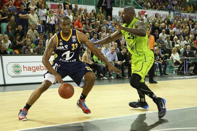 Brandon K. Bowman (gelb-medi_Bayreuth) vs. Jamel McLean (schwarz-Berlin) , medi Bayreuth vs Alba Berlin, Beko Basketball Bundesliga, 2. Spieltag, 04.10.2014, , EP_mat