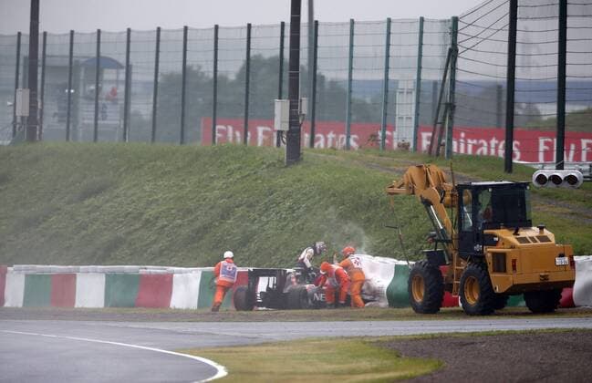 Motorsports: FIA Formula One World Championship 2014, Grand Prix of Japan, crash of 99 Adrian Sutil (GER, Sauber F1 Team), xHOCHxZWEIx