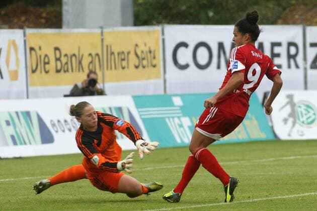 Allianz Frauen-Bundesliga, 6. Spieltag: 1. FFC Frankfurt - Herforder SV am Sonntag (05.10.2014) im Stadion am Brentanobad in Frankfurt am Main. 3:1 durch Celia Sasic (1. FFC Frankfurt), Torfrau Laura Giuliani (Herforder SV).