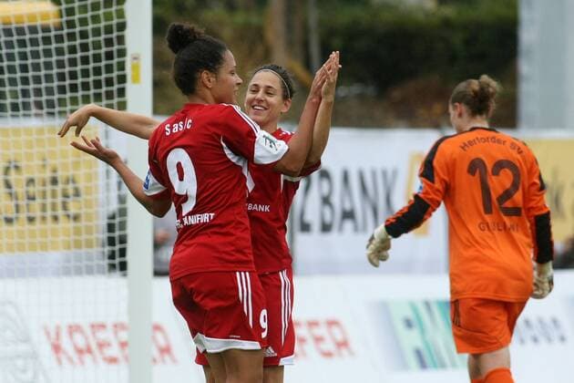 Allianz Frauen-Bundesliga, 6. Spieltag: 1. FFC Frankfurt - Herforder SV am Sonntag (05.10.2014) im Stadion am Brentanobad in Frankfurt am Main. Jubel nach 3:1 durch Celia Sasic (1. FFC Frankfurt, L), Veronica Boquete (1. FFC Frankfurt).