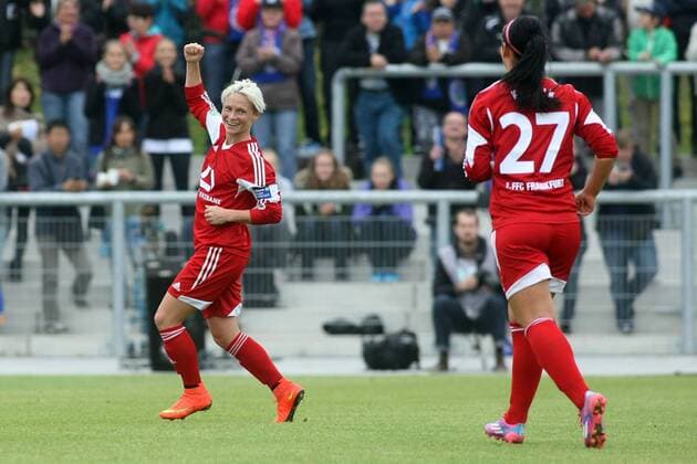 Allianz Frauen-Bundesliga, 6. Spieltag: 1. FFC Frankfurt - Herforder SV am Sonntag (05.10.2014) im Stadion am Brentanobad in Frankfurt am Main. Jessica Fishlock (1. FFC Frankfurt) jubel t nach ihrem Tor zum 4:1. Rechts Peggy Kuznik (1. FFC Frankfurt).