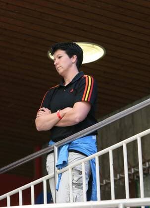 Hoher Besuch in der Herrenberger Markweg Halle. Auf der Tribuene steht TUS Metzingens Co Trainerin Marielle Bohm (Co Trainer TUS Metzingen) und beobachtet aufmerksam das Spiel SG Haslach Herrenberg Kuppingen vs DJK MJC Trier, DHB Pokal, 2 Runde, Handball, 04.10.2014 EP_pfh