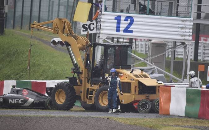 Motorsports: FIA Formula One World Championship 2014, Grand Prix of Japan, crash of 99 Adrian Sutil (GER, Sauber F1 Team) and 17 Jules Bianchi (FRA, Marussia F1 Team), xHOCHxZWEIx