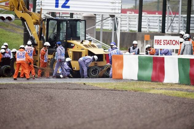 Motorsports: FIA Formula One World Championship 2014, Grand Prix of Japan, crash of 99 Adrian Sutil (GER, Sauber F1 Team) and 17 Jules Bianchi (FRA, Marussia F1 Team), xHOCHxZWEIx