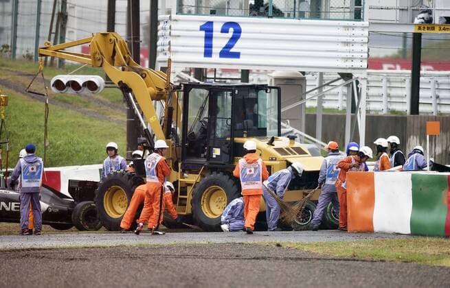 Motorsports: FIA Formula One World Championship 2014, Grand Prix of Japan, crash of 99 Adrian Sutil (GER, Sauber F1 Team) and 17 Jules Bianchi (FRA, Marussia F1 Team), xHOCHxZWEIx