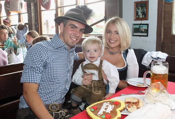 05.10.2014, Fussball 1.Bundesliga 2014 2015, Die Spieler des FC Bayern München besuchen das Oktoberfest in München. Claudia und Philipp Lahm und Sohn Julian (München)