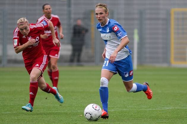 v.li.: Christine Veth (SC Sand), Leonie Pankratz (TSG Hoffenheim) am Ball, Fussball, Allianz Frauen-Bundesliga, TSG 1899 Hoffenheim - SC Sand, xozx