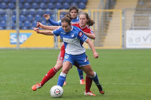 v.li.: Sabine Stoller (TSG Hoffenheim, vorn), Katharina Kiel (TSG Hoffenheim), Rebekah Ashley Stott (SC Sand), Fussball, Allianz Frauen-Bundesliga, TSG 1899 Hoffenheim - SC Sand, xozx