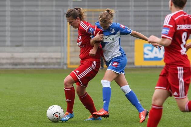 Julia Schneider (SC Sand), Leonie Pankratz (TSG Hoffenheim), Zweikampf, Duell, duel, tackle, Dynamik, Action, Aktion, Fussball, Allianz Frauen-Bundesliga, TSG 1899 Hoffenheim - SC Sand, xozx