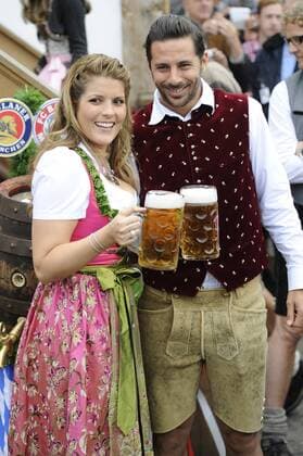 Claudio PIZARRO (Bayern München) mit Karla Salcedo. Fussball FC BAYERN MÜNCHEN, traditioneller Oktoberfestbesuch, am 05.10.2014 in München Deutschland.