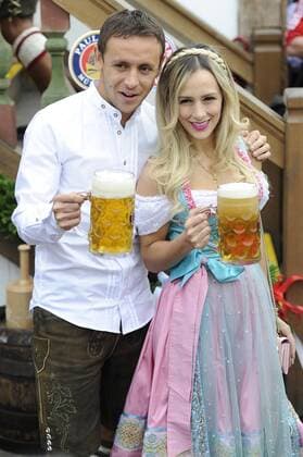 RAFINHA (Bayern München) mit Freundin Carolina. Fussball FC BAYERN MÜNCHEN, traditioneller Oktoberfestbesuch, am 05.10.2014 in München Deutschland.