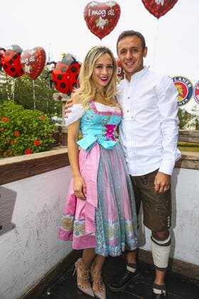 Rafinha Freundin Carolina in Tracht, Lederhose oder Dirndl FC BAYERN MUENCHEN in bayerischer Tracht auf der Wiesn, Kaefer Zelt, Wiesnschaenke, Oktoberfest in München am 05.10.2014 Saison 2014 2015, Saison1415 , FCB