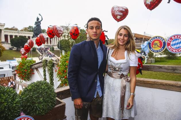 Thiago Alcantara Freundin Julia Vigas in Tracht, Lederhose oder Dirndl FC BAYERN MUENCHEN in bayerischer Tracht auf der Wiesn, Kaefer Zelt, Wiesnschaenke, Oktoberfest in München am 05.10.2014 Saison 2014 2015, Saison1415 , FCB