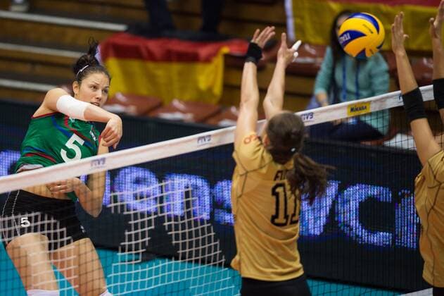 05.10.2014, Pala Trieste, Triest Volleyball, FIVB Volleyball Women s World Championship 2014, 2. Runde, Deutschland (GER) vs. Aserbaidschan (AZE) Angriff Odina Bayramova (Aliyeva) ( 5 AZE) - Block Doppelblock Christiane Fürst Fuerst ( 11 GER), Mareen Apitz ( 20 GER)