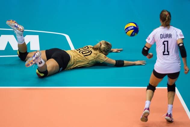 05.10.2014, Pala Trieste, Triest Volleyball, FIVB Volleyball Women s World Championship 2014, 2. Runde, Deutschland (GER) vs. Aserbaidschan (AZE) Abwehr Mareen Apitz ( 20 GER), Lenka Dürr Duerr ( 1 GER)