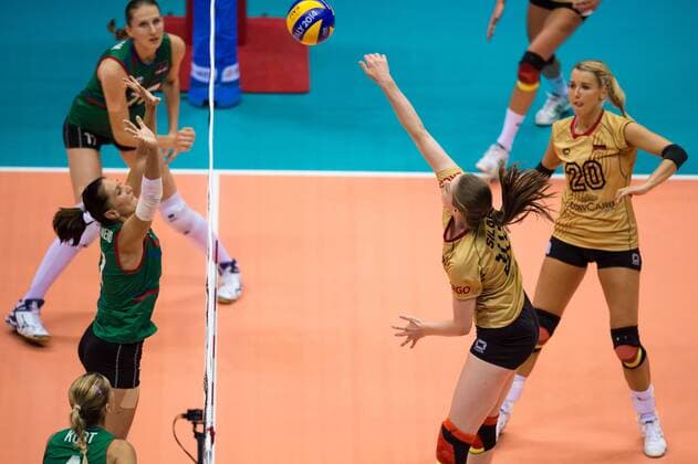 05.10.2014, Pala Trieste, Triest Volleyball, FIVB Volleyball Women s World Championship 2014, 2. Runde, Deutschland (GER) vs. Aserbaidschan (AZE) Block Yelena Parkhomenko ( 7 AZE) - Angriff Wiebke Silge ( 18 GER)